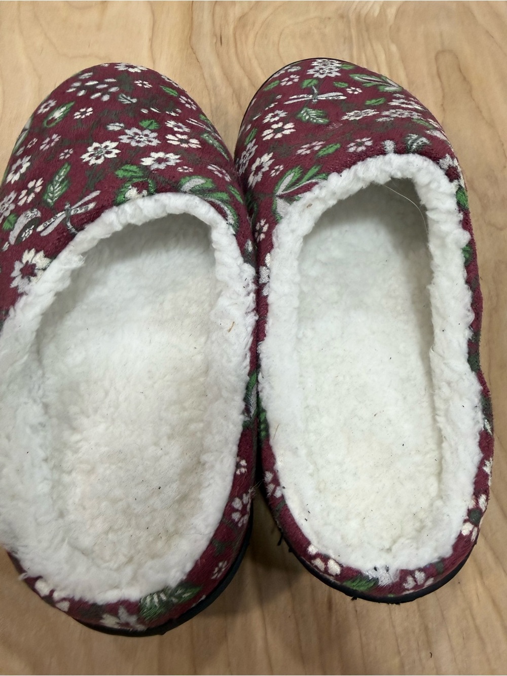 Vera Bradley Maroon Floral Slip-On Slippers with Green Leaves NWOT - Picture 2 of 7
